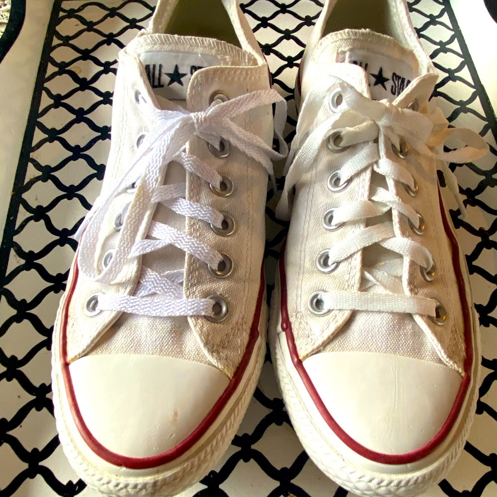 Converse All Stars size 7  Low Tops White
